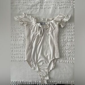 PRINCESS POLLY- white scrunch sleeve bodysuit